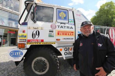 V centru města budil pozornost několikanásobný vítěz závodu Rallye Paříž -Dakar Karel Loprais a jeho legendární Tatrovka