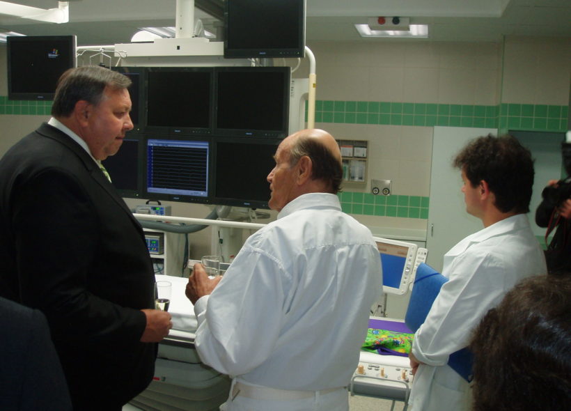 Hejtman Stanislav Mišák v rozhovoru s profesorem Jaroslavem Rybkou, bývalým přednostou interní kliniky KNTB, u nové angiolinky. 