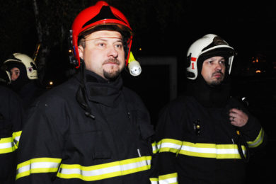 Hasič Pavel Hošek (vlevo) z Hrdlořez byl oceněn za likvidaci pořáru na Florenci