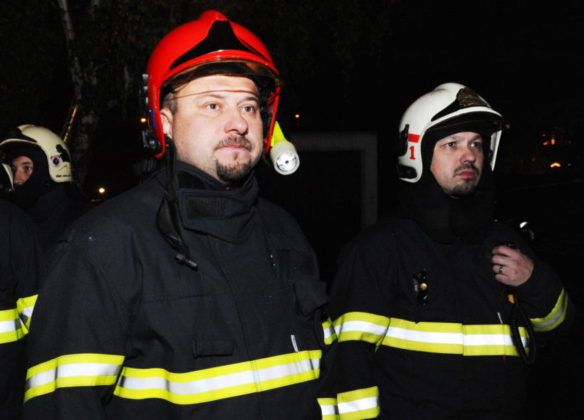 Hasič Pavel Hošek (vlevo) z Hrdlořez byl oceněn za likvidaci pořáru na Florenci