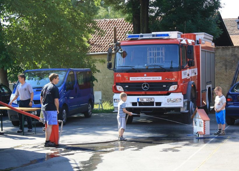 Děti nejvíc bavilo stříkat hadicí