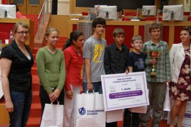 Žáci ze ZŠ Ratibořická si převzali pohár primátora za více než 90 000 kilogramů sebraného papíru