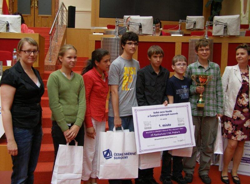 Žáci ze ZŠ Ratibořická si převzali pohár primátora za více než 90 000 kilogramů sebraného papíru