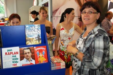 Návštěvníci Letního knižního veletrhu v Ostravě. 