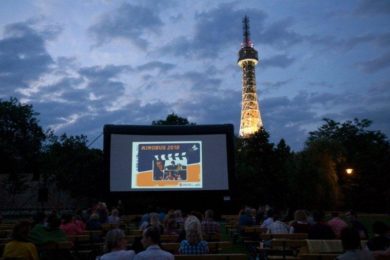 Stejně jako loni začne letos kinobus svou cestu po Praze na Petříně
