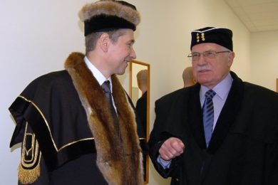 Nový rektor Ivo Vondrák hovoří s Václavem Klausem. 
