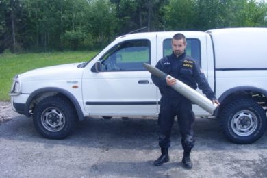 Pyrotechnik Luděk Horký ukazuje náboj, který se našel ve sklepě domu v Ostravě.