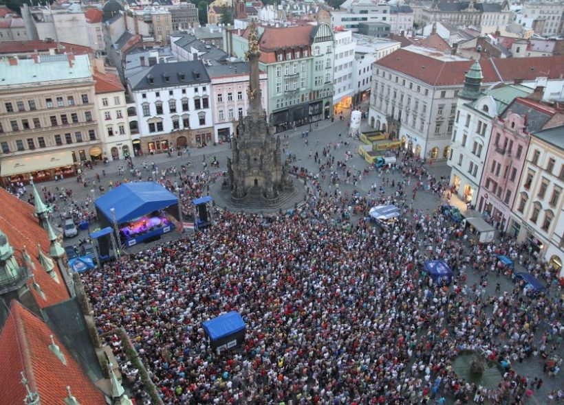 Na koncert Suzanne Vegy přišly na olomoucké Horní náměstí tisíce lidí. 