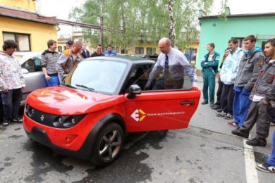 Vysočanská střední škola  testuje elektromobil v rámci projektu Praha elektromobilní