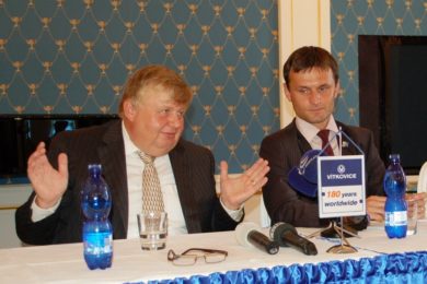 Jan Světlík (vlevo) vysvětluje důvody, proč odstoupil od jednání o sponzorování Baníku Ostrava. Vedle něj naslouchá Pavel Filipčík. 