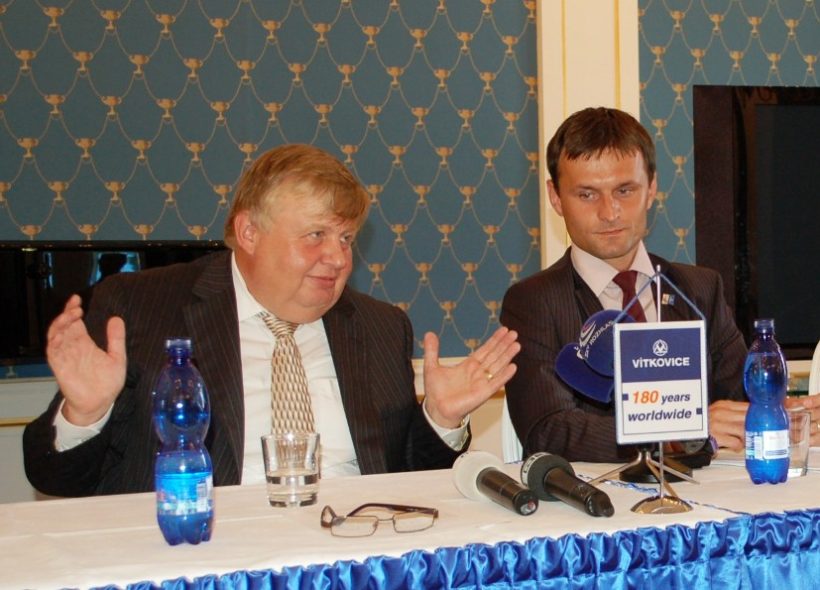 Jan Světlík (vlevo) vysvětluje důvody, proč odstoupil od jednání o sponzorování Baníku Ostrava. Vedle něj naslouchá Pavel Filipčík. 