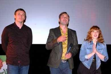 Jiří Vejdělek, Jiří Macháček a Vica Kerekeš (zleva) debatují s diváky v ostravském multikině Cinestar.  