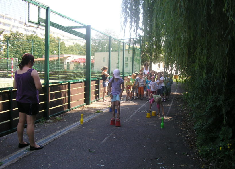 Děti soutěžily mimo jiné v chůzi na chůdách