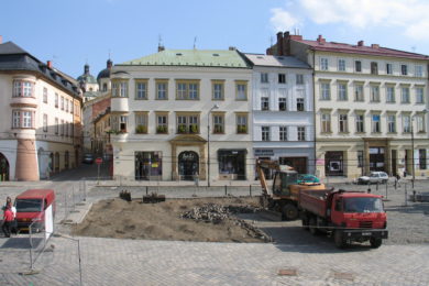 Dolní náměstí sloužilo přinejmenším od 13. století jako hlavní olomoucké tržiště. Co zde bylo předtím? Po tom teď páítrají archeologové. 