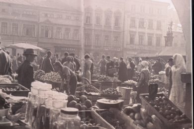 Trh na místeckém náměstí. 