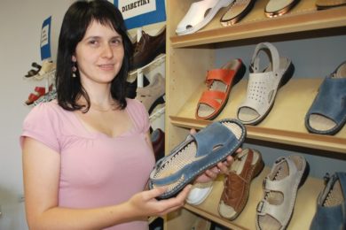 Vedoucí prodejny Zdravotnické potřeby Atlas Helena Diatková ukazuje zdravotní obuv JOKKER. 