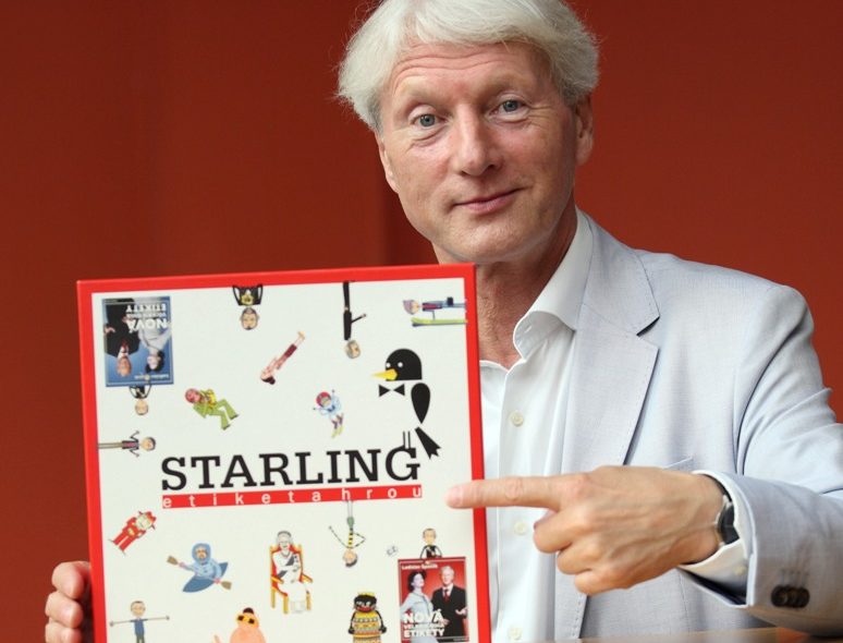 Ladislav Špaček ukazuje společenskou hru o etiketě Starling.