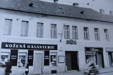 Na snímku z konce 60. let minulého století je budova původní školy, s pamětní deskou na Jana Pravoslava Přibíka nad vchodem 