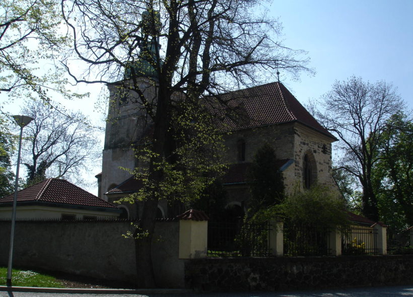 Zastávka Madlina se nachází nedaleko kostela sv. Václava na Proseku