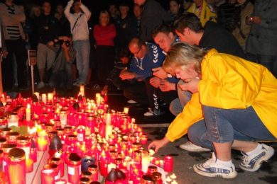 Ke zlínskému stadionu přišlo uctít památku Karla Rachůnka přes tisíc fanoušků.
