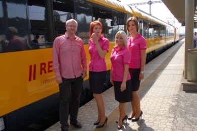 Radim Jančura s hosteskami u „svého“ vlaku na nádraží v Ostravě-Svinově. 