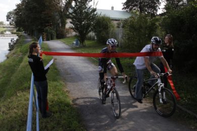 První cyklisté se projeli po novém úseku cyklostezky v Bubenči