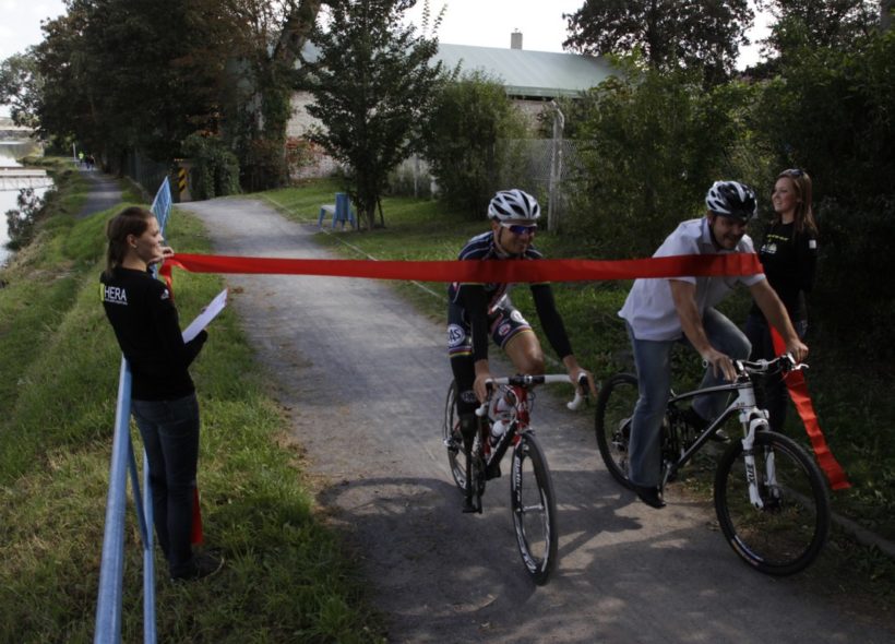 První cyklisté se projeli po novém úseku cyklostezky v Bubenči
