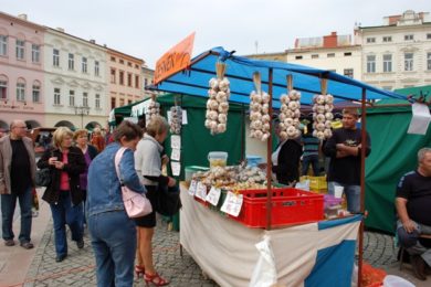 Farmářské trhy na místeckém náměstí. 