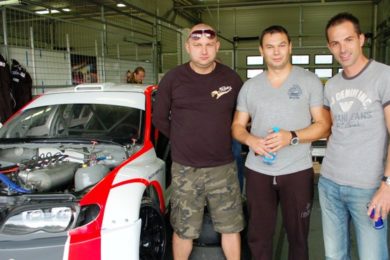 Zdeněk Tesařík, Pavel Sukop a David Palmi (zleva) v brněnském depu u svého BMW.