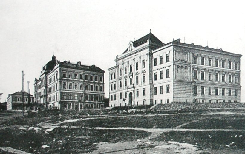 Německé gymnázium (budova zcela vpravo)