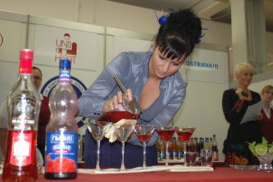 Markéta Hourová, která je vyučuje na Střední škole společného stravování v Hrabůvce, připravuje míchaný nápoj
