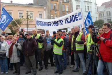 Demonstranti na Jiráskově náměstí. 