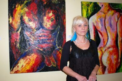 Katarína Jančová u svým obrazů v Domě kultury Poklad.  