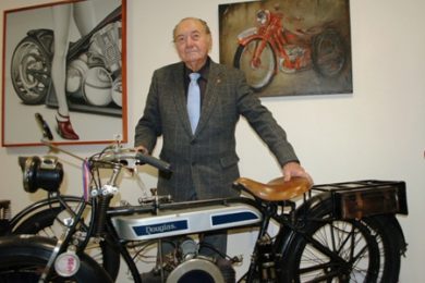 Miroslav Rybička s motocyklem Douglas. 