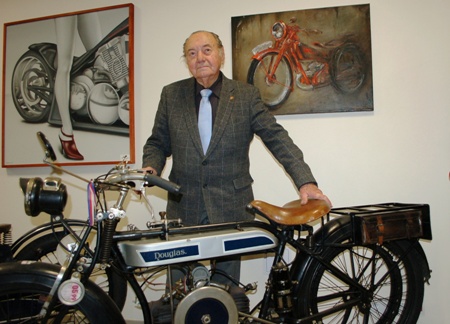 Miroslav Rybička s motocyklem Douglas. 