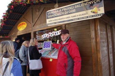 Pavel Pivovarský nabízí na vánočních trzích na Masarykově náměstí baňky a další vánoční ozdoby. 