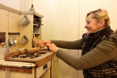Aranžérka Milena Gregůrková připravuje výstavu Hračky ze staré půdy ve zlínském muzeu.