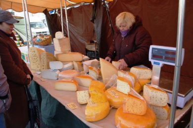 Žádanými výrobky na farmářských trzích jsou sýry. 