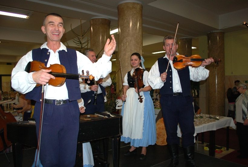 Cimbálová muzika Ondřejnica s primášem Kamilem Šperlínem vyhrávala ve vestibulu Domu kultury města Ostravy. 