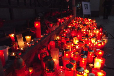 19.12.2011 Lidé zapalují svíčky a nosí květiny k olomouckému orloji na počest prezidenta Václava Havla 4