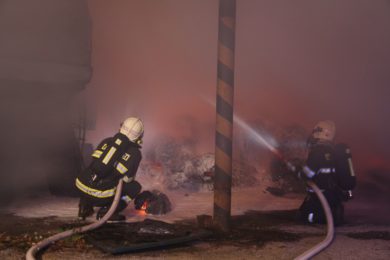 Rozsáhlý požár zachvátil dvě skladovací haly sena a zemědělské techniky v Provodově.