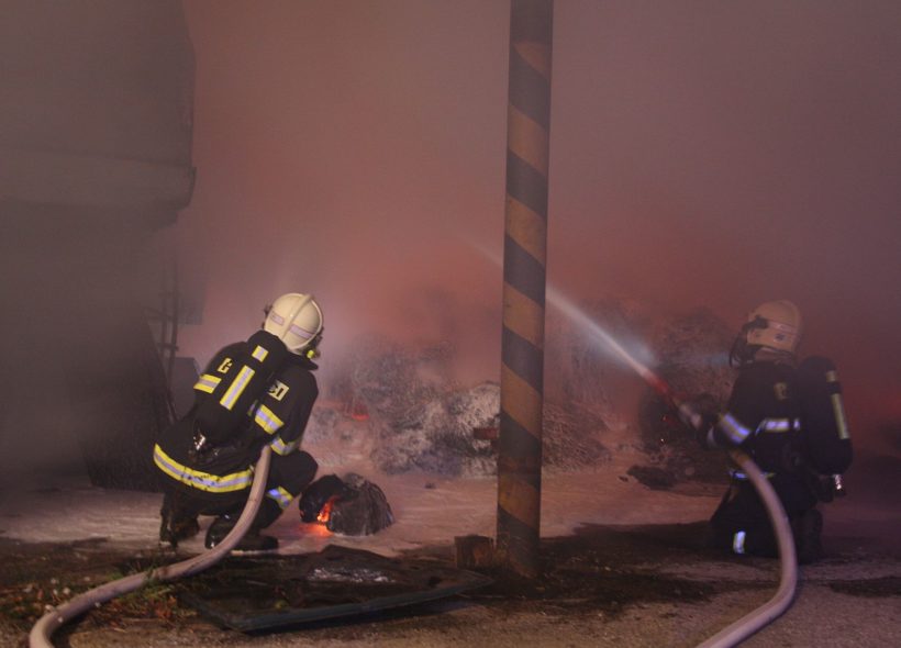 Rozsáhlý požár zachvátil dvě skladovací haly sena a zemědělské techniky v Provodově.