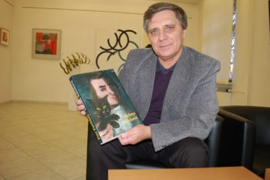 Petr Pavliňák s knihou o Heleně Salichové. 