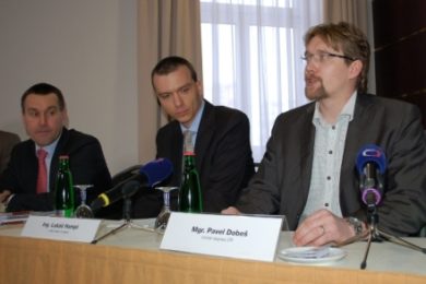 Ministr Pavel Dobeš, jeho první náměstek  Lukáš Hampl a ředitel Eurovie Martin Borovka (zprava) na tiskové konferenci v hotelu Imperial. 