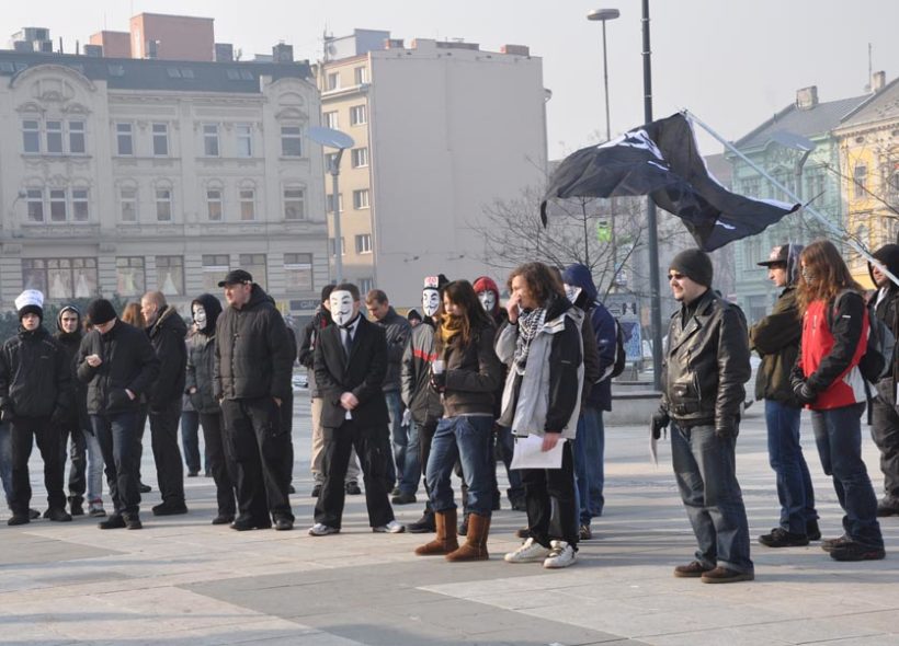 Demonstranti proti dohodě ACTA na ostravském Masarykově náměstí. 