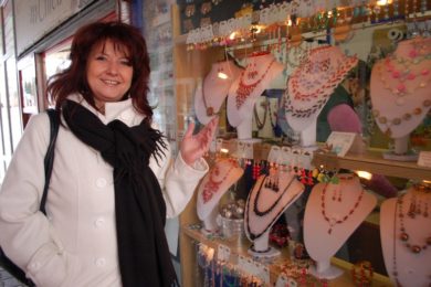 Ivana Kiszová ukazuje novou kolekci plesových šperků.  