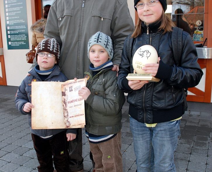 Půlmiliontým návštěvníkem Zoo Zlín za loňský rok se stal v neděli 18. prosince. pan Tomáš Navrátil z blízké Štípy, který přišel v doprovodu svých tří dětí – šestiletých dvojčat Ondry a Marka a jedenáctileté Petry.
