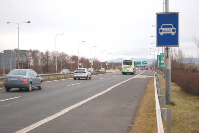 Řidiči jedoucí po čtyřrproudé silnici do Frýdku-Místku si musí i letos koupit dálniční známku. 