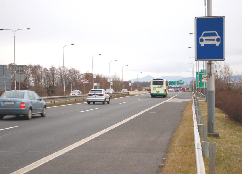 Řidiči jedoucí po čtyřrproudé silnici do Frýdku-Místku si musí i letos koupit dálniční známku. 
