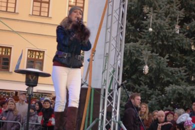 Helena Vondráčková zpívá na místeckém náměstí Svobody. 